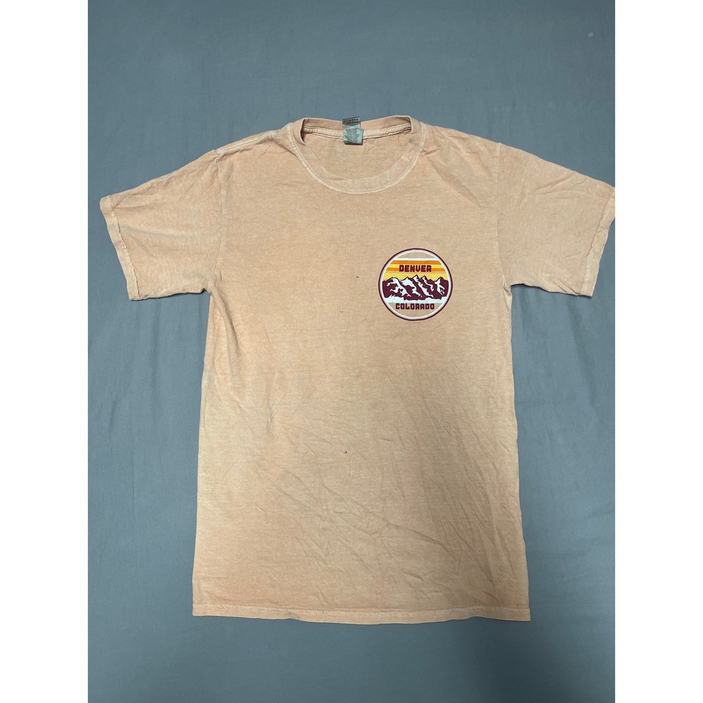 Gildan Denver Colorado Mile High City Graphic T-Shirt Peach Mens Small
